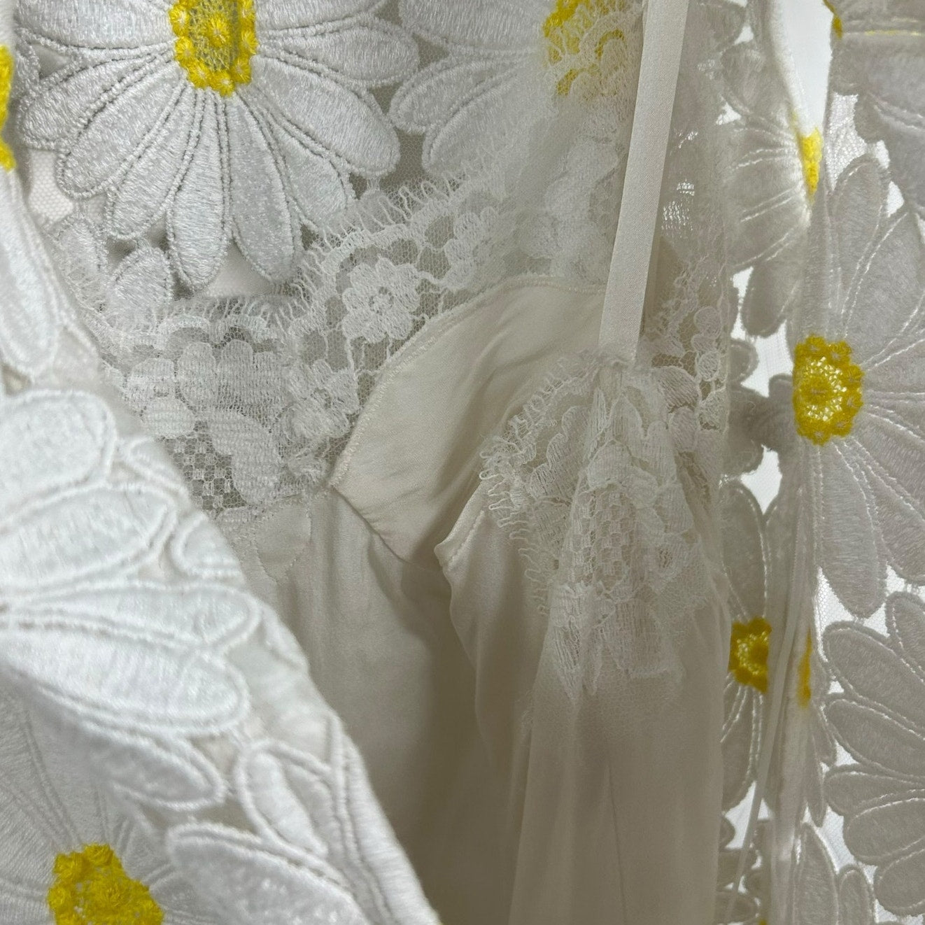 Dolce & Gabbana White Yellow Daisy Macrame Sheath Mini Dress Womens 38 / US 2
