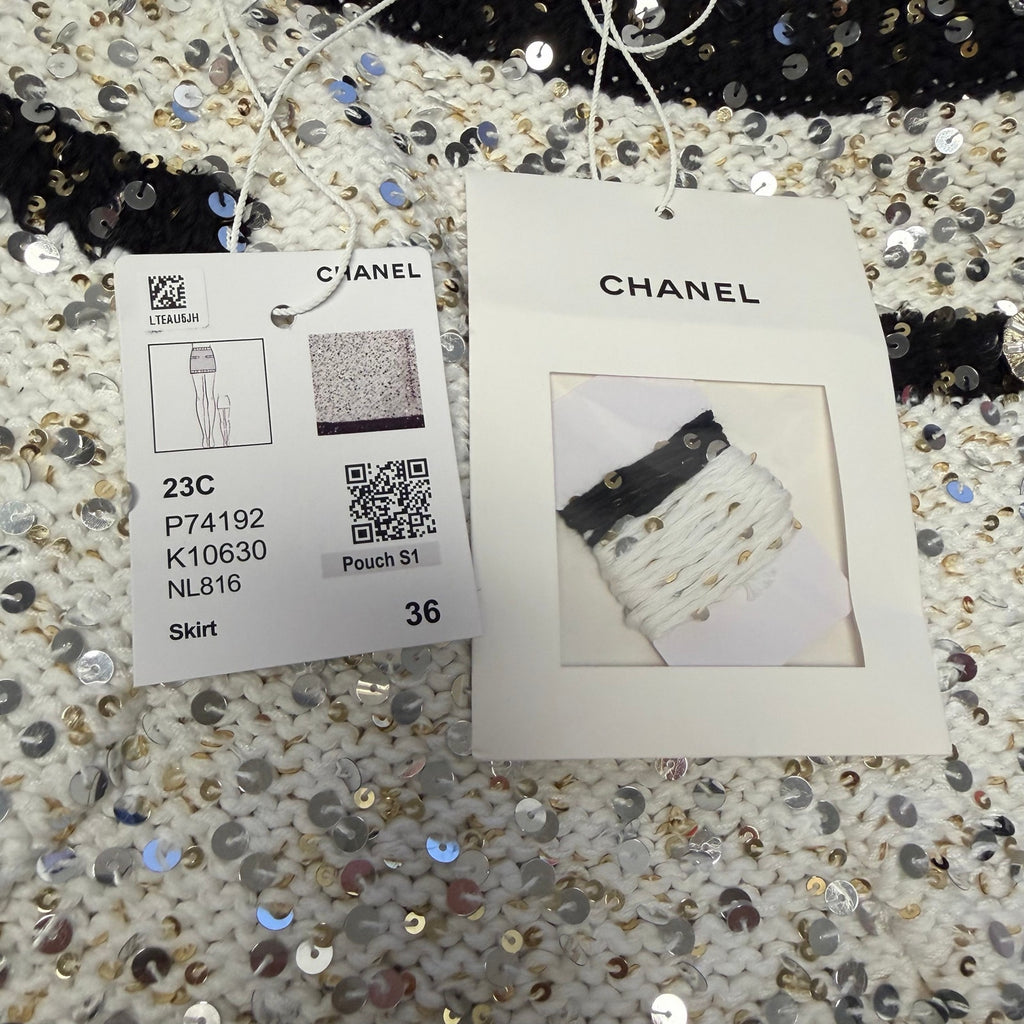 NWT Chanel 2023 Sequin Knit Mini Skirt White Black Silver Gold Womens 36 / US 4