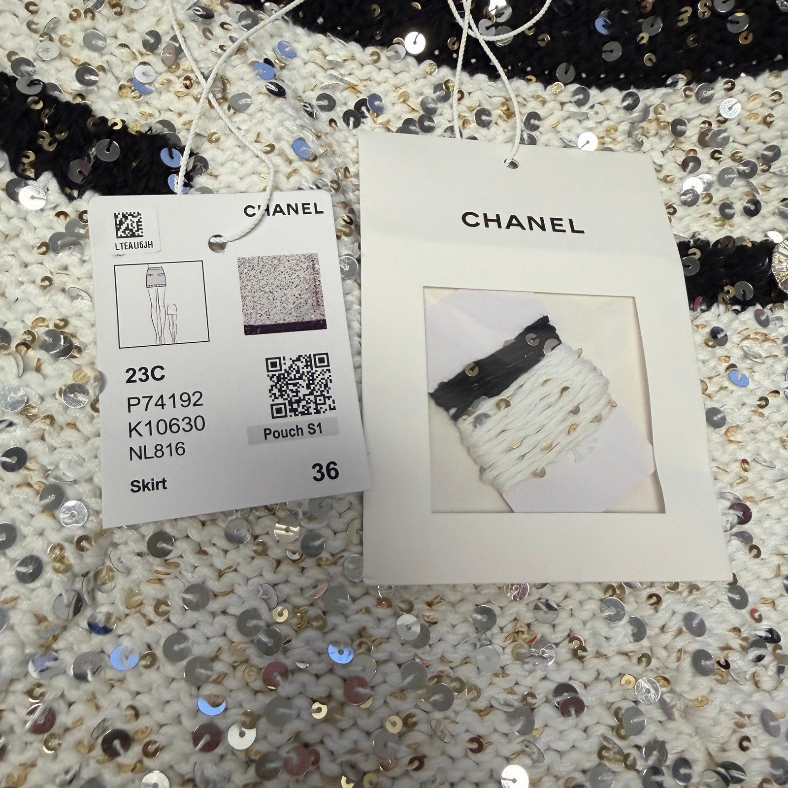 NWT Chanel 2023 Sequin Knit Mini Skirt White Black Silver Gold Womens 36 / US 4
