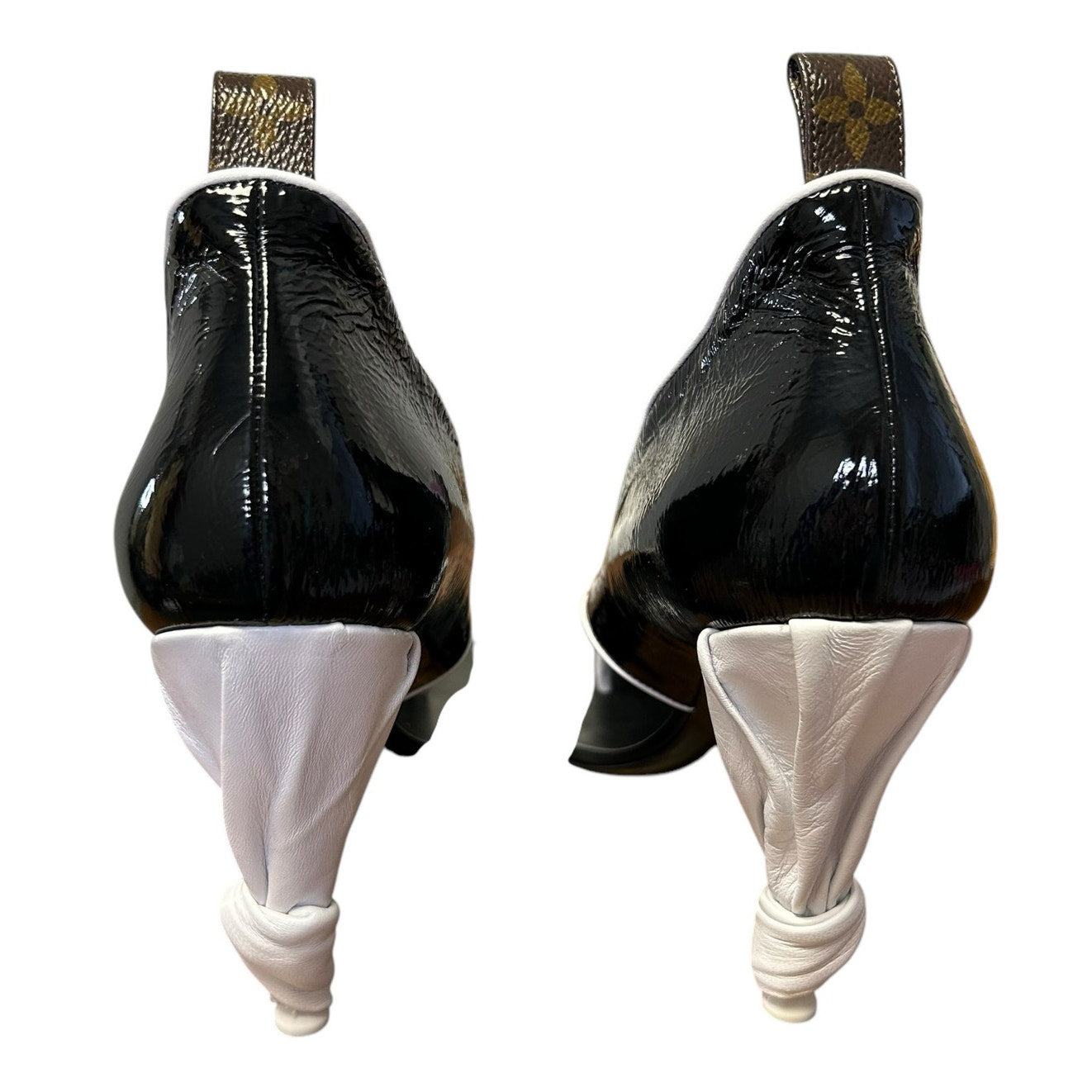 Louis Vuitton Black White Patent Leather Knot Pump Heels Womens 39 / US 9